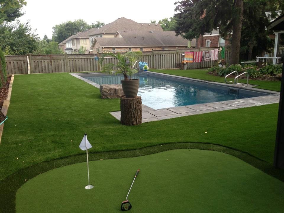 artificial-turf-backyard-golf-green